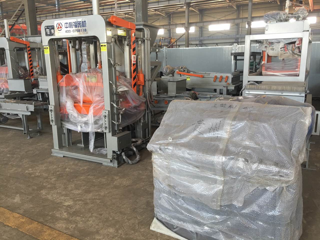 貴州省晴隆縣茶馬鎮(zhèn)的龍總購入QTY3-18全自動(dòng)砌塊成型機(jī)